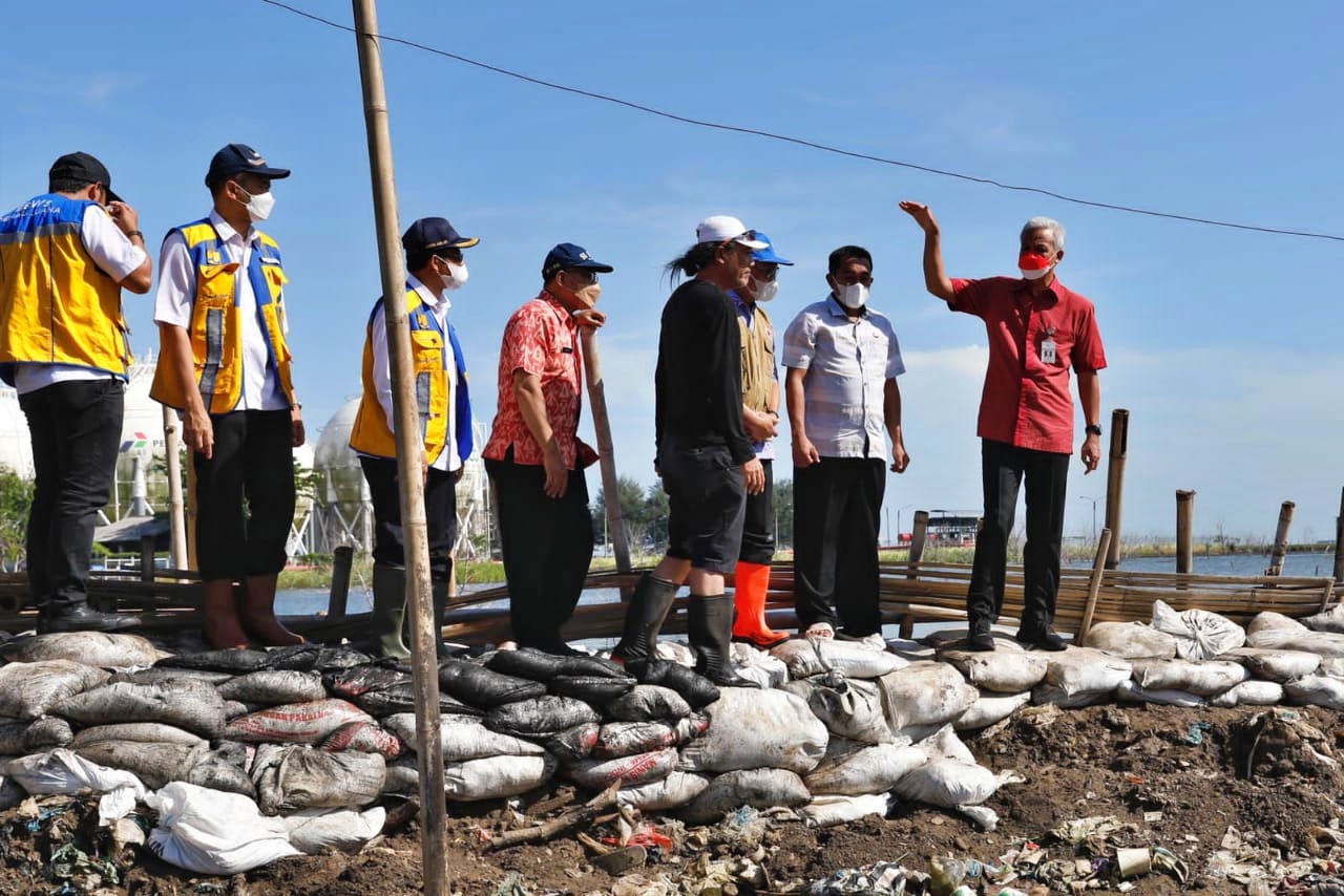 Ganjar saat meninjau penanganan tanggul laut yang jebol