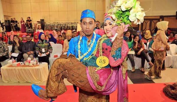 Ilustrasi tradisi bopong pengantin dalam prosesi pernikahan jawa