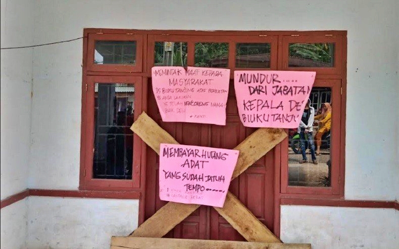 Kantor Desa Disegel warga karena Kades bermesraan dengan janda