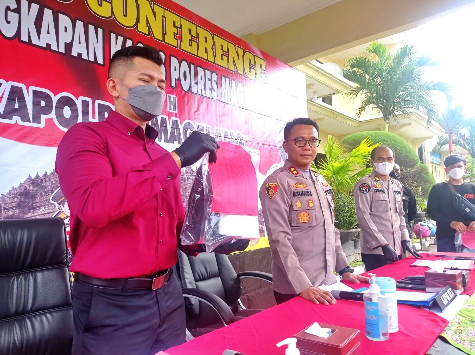 Kapolres Magelang didampingi Kasat Narkoba saat ungkap Kasus Pil Yarindo atau Pil Sapi yang dilakukan oleh seorang pelajar