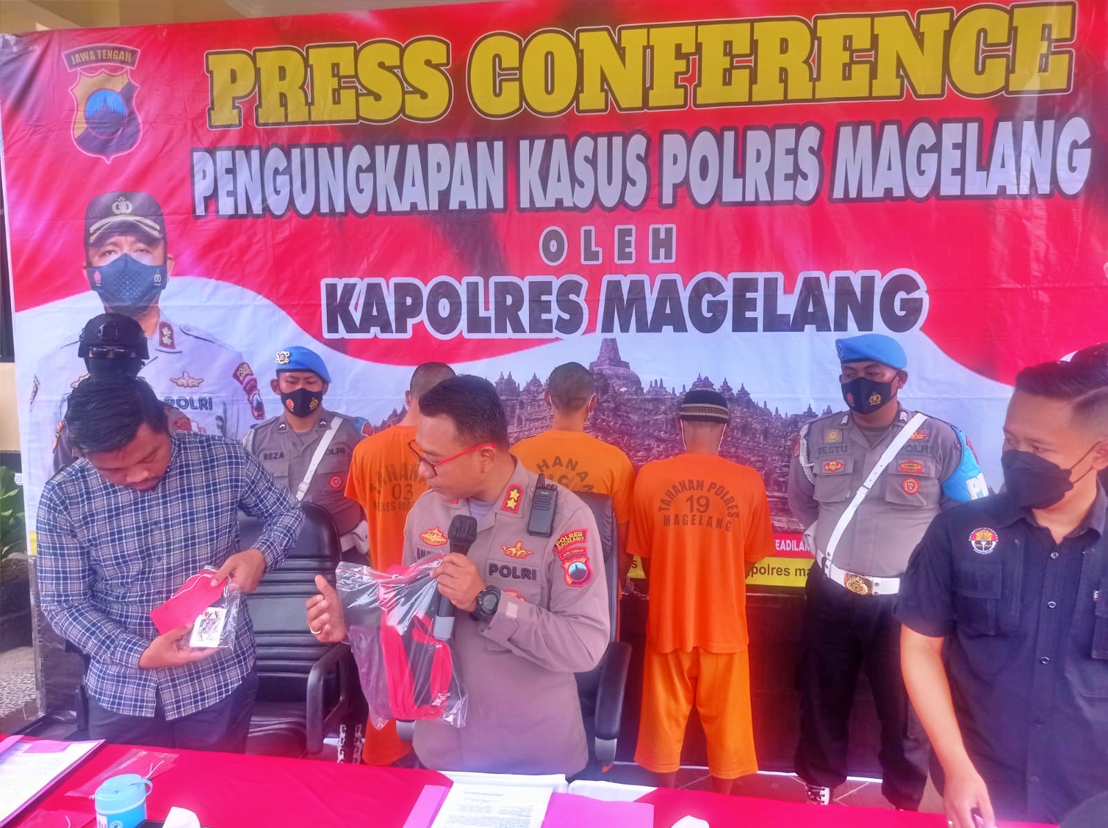 Kapolres Magelang saat menunjukan barang bukti kartu remi untuk judi sanggong oleh tiga pelaku