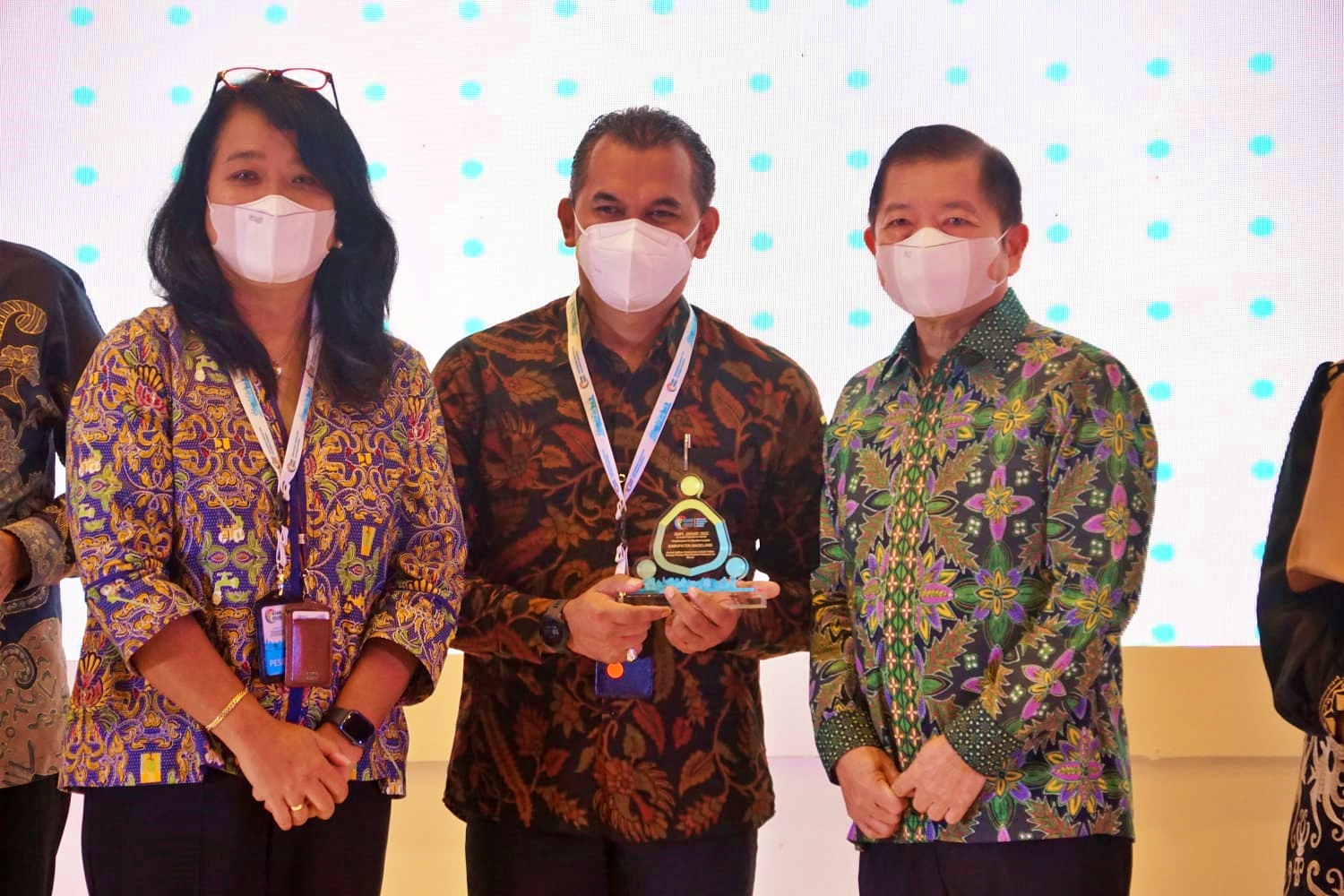 Kepala Bappeda dan Litbangda Kabupaten Magelang, Taufiq Hidayat Yahya mewakili Bupati Magelang saat menerima AMPL Award 2022 dari Kepala Bappenas RI, Suharso Monoarfa.