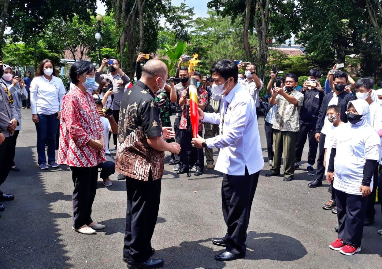 Kepala Disparpora Kabupaten Magelang saat melaksanakan serah terima obor virtual dan ekspresi seni budaya Pekan Special Olympics Nasional (PeSoNas) 2022.