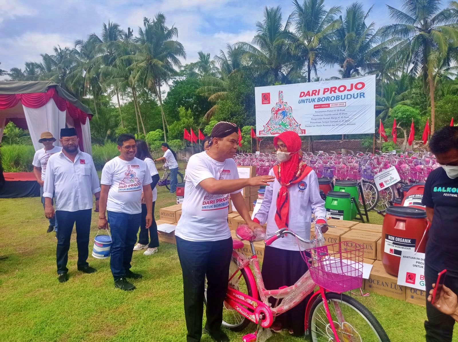 Ketua DPP Projo sekaligus Wakil Menteri Desa PDTT saat berikan bantuan ke Desa Desa di Borobudur Magelang