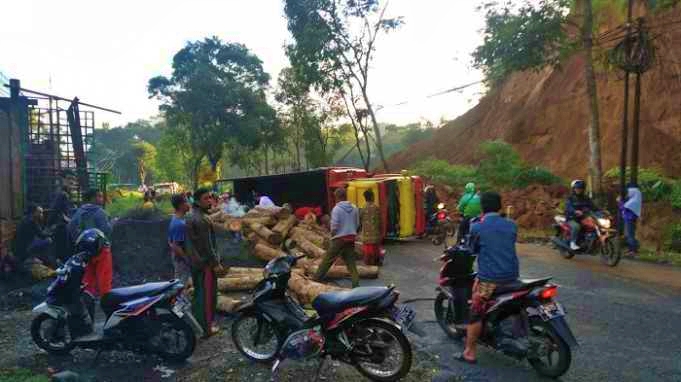 Longsor sebuah tebing di Jalan timpa truk yang melintas di daerah Kalikajar
