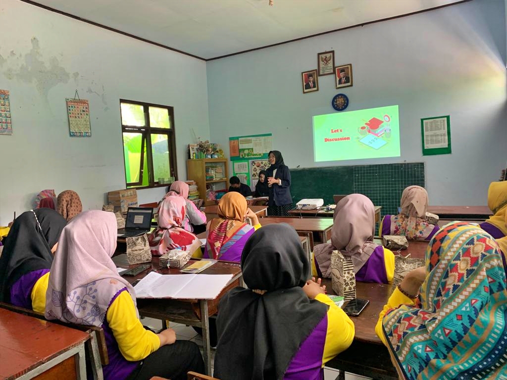 Mahasisw UNIMMA saat menjelaskan Cara Menerapkan Metode Pembelajaran Yang Tidak Membosankan