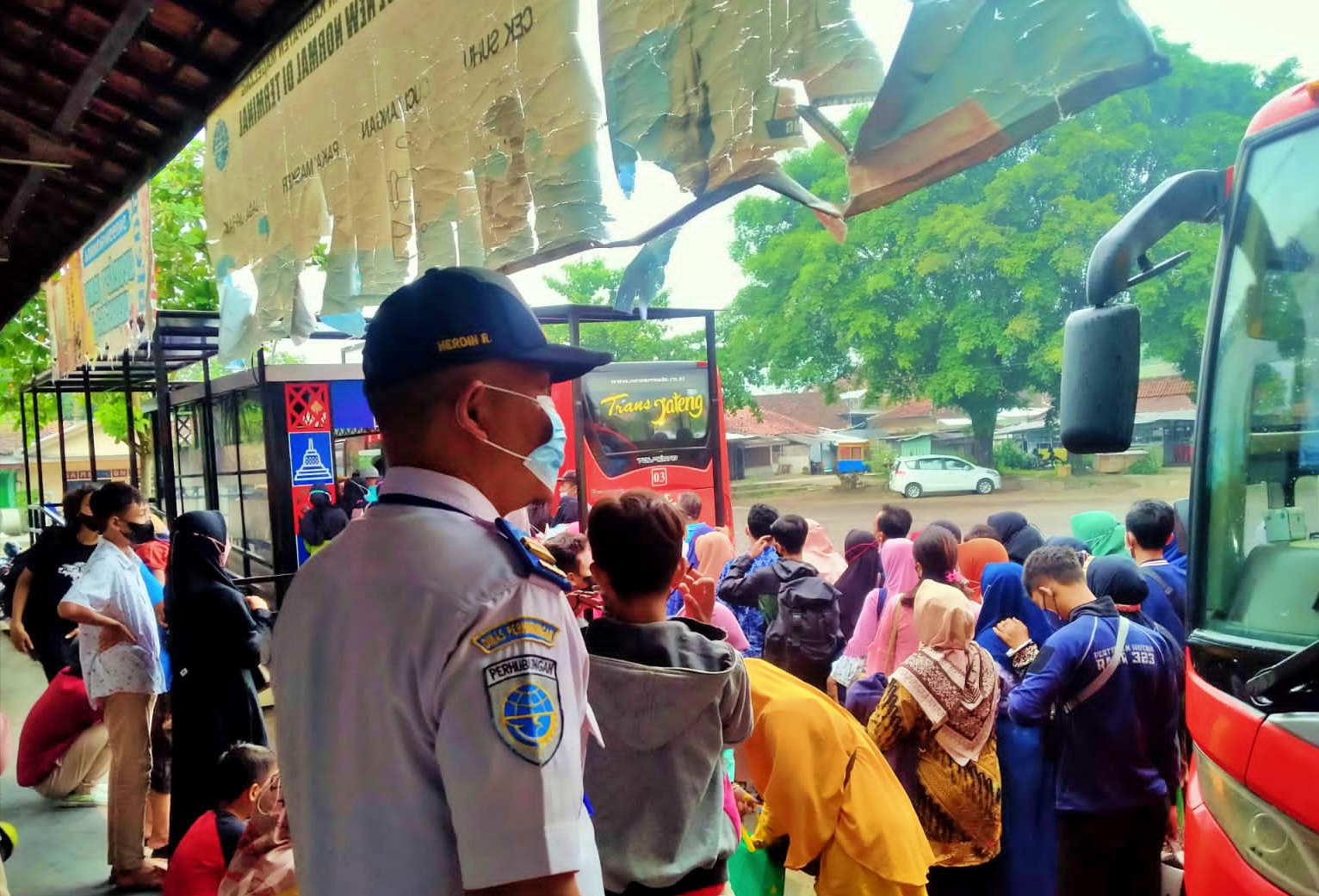 Para penumpang Bus Trans Jateng saat berada di Terminal Borobudur
