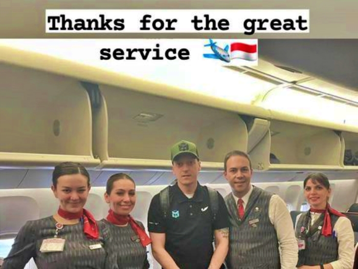 Pemain Sepak Bola Mesut Ozil saat tiba di Jakarta dan foto di dalam pesawat