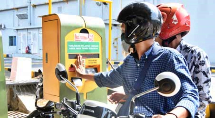 Pengunjung Artos Mall Memasuki Area Parkir Motor Di Artos Mall