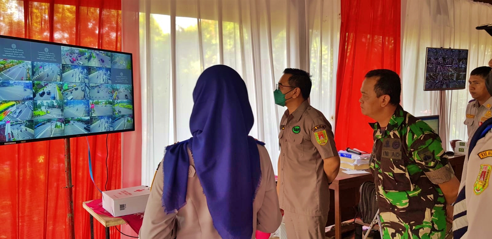 Pengurus RAPI Wilayah 4 Kabupaten Magelang saat melihat monitor CCTV di Posko Terpadu Taman Anggrek Mendut