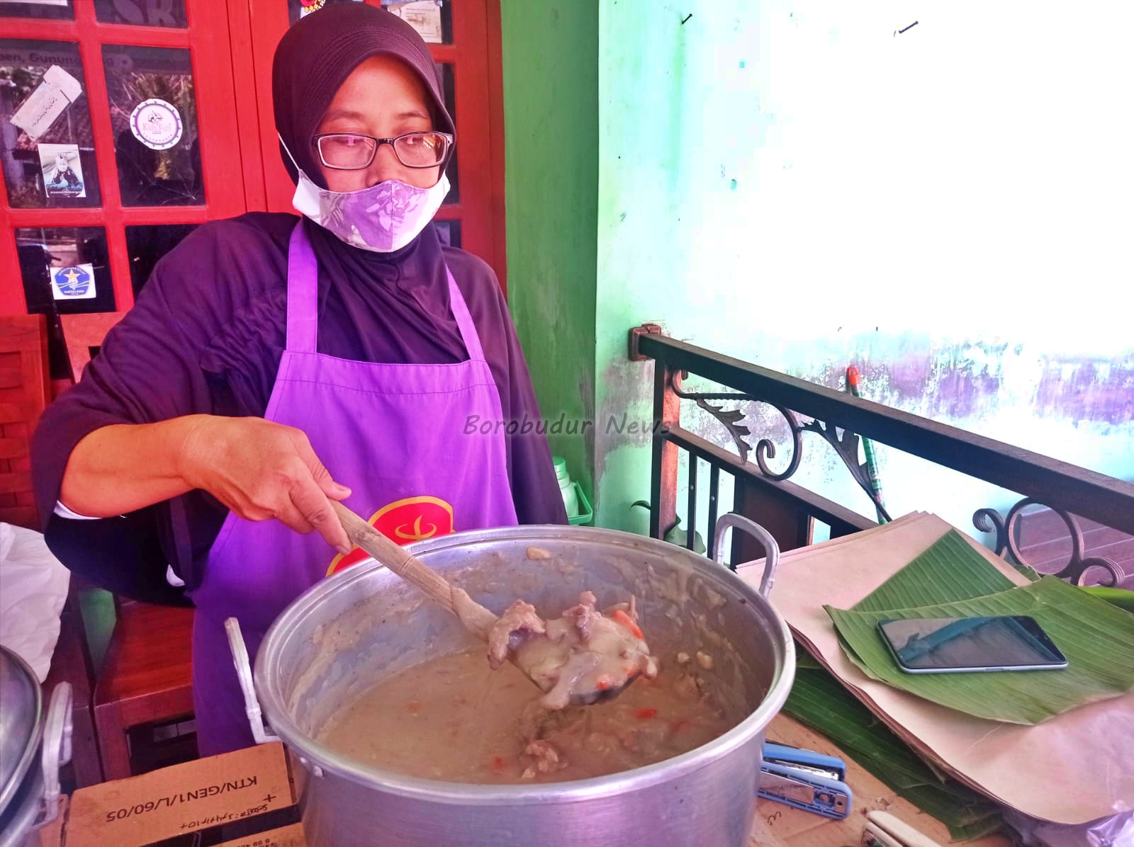 Penjual saat menunjukan Bubur Blendrang Ayam pedas di Muntilan Magelang