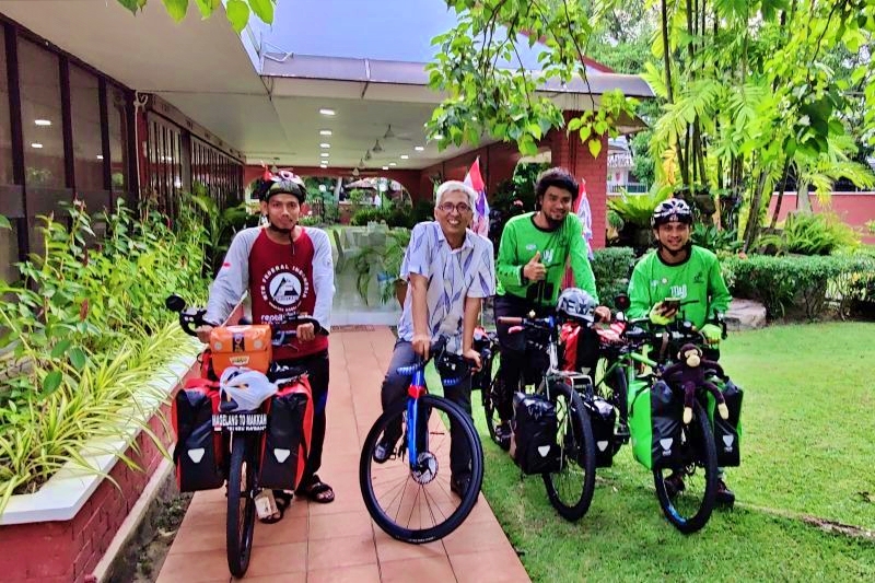 Pesepeda asal Magelang dan Gorontalo yang gowes ke Mekah ditemui Duber RI di Malaysia