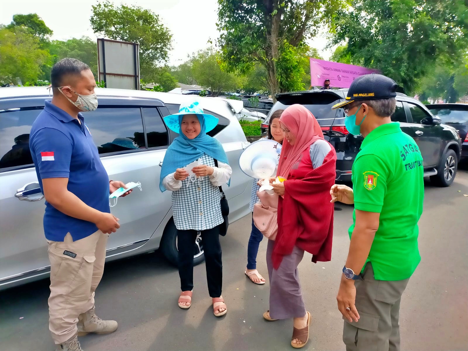 Petugas Gabungan Pemkab Magelang saat membagikan masker kepada wisatawan dalam gita Cipta Kondisi di tempat wisata