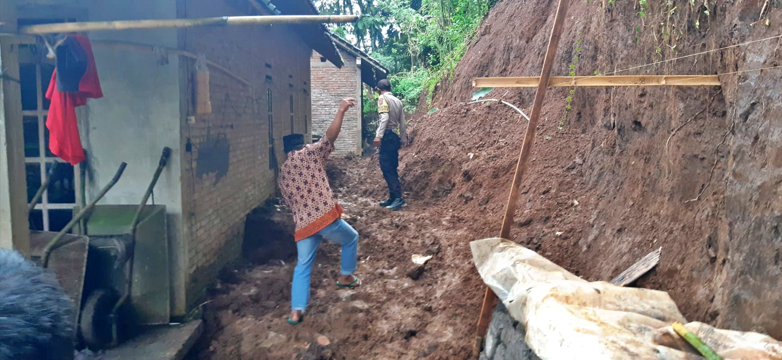 Petugas Polres Borobudur saat mengecek lokasi kejadian tebing longsor