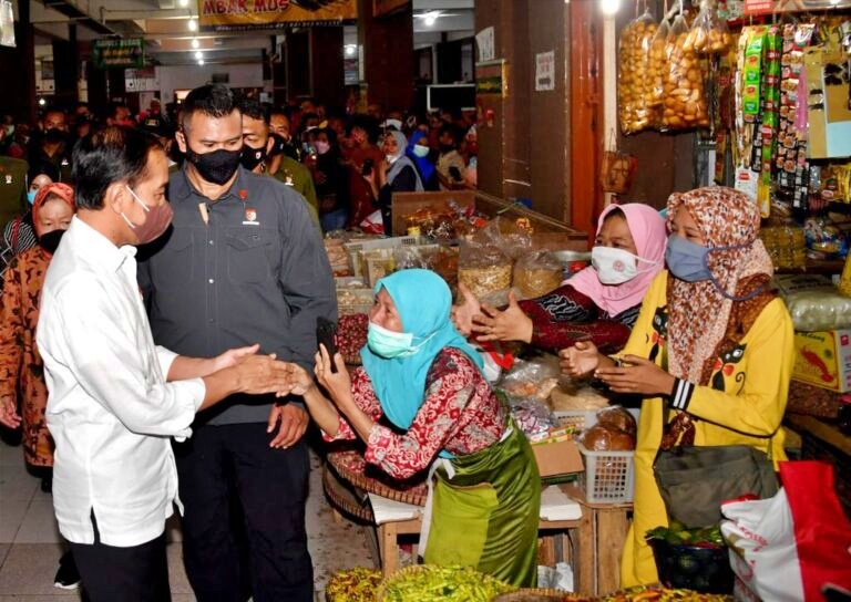 Presiden Jokowi saat di dalam Pasar Muntilan Kabupaten Magelang