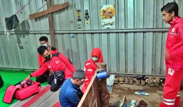 Relawan yang evakuasi pendaki asal Magelang dari Gunung Lawu karena Hipotermia