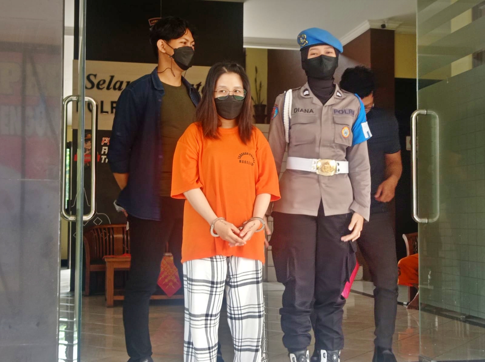 Salah satu pelaku kasus arisan online fiktif di Kabupaten Magelang saat jumpa pers di Polres Magelang