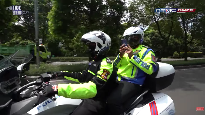 Ditlantas Polda Jawa Tengah menggunakan program tilang elektronik atau ETLE menggunakan kamera handphone atau ponsel yang digunakan personel selama berpatroli. (foto: Youtube/NTMC Channel)
