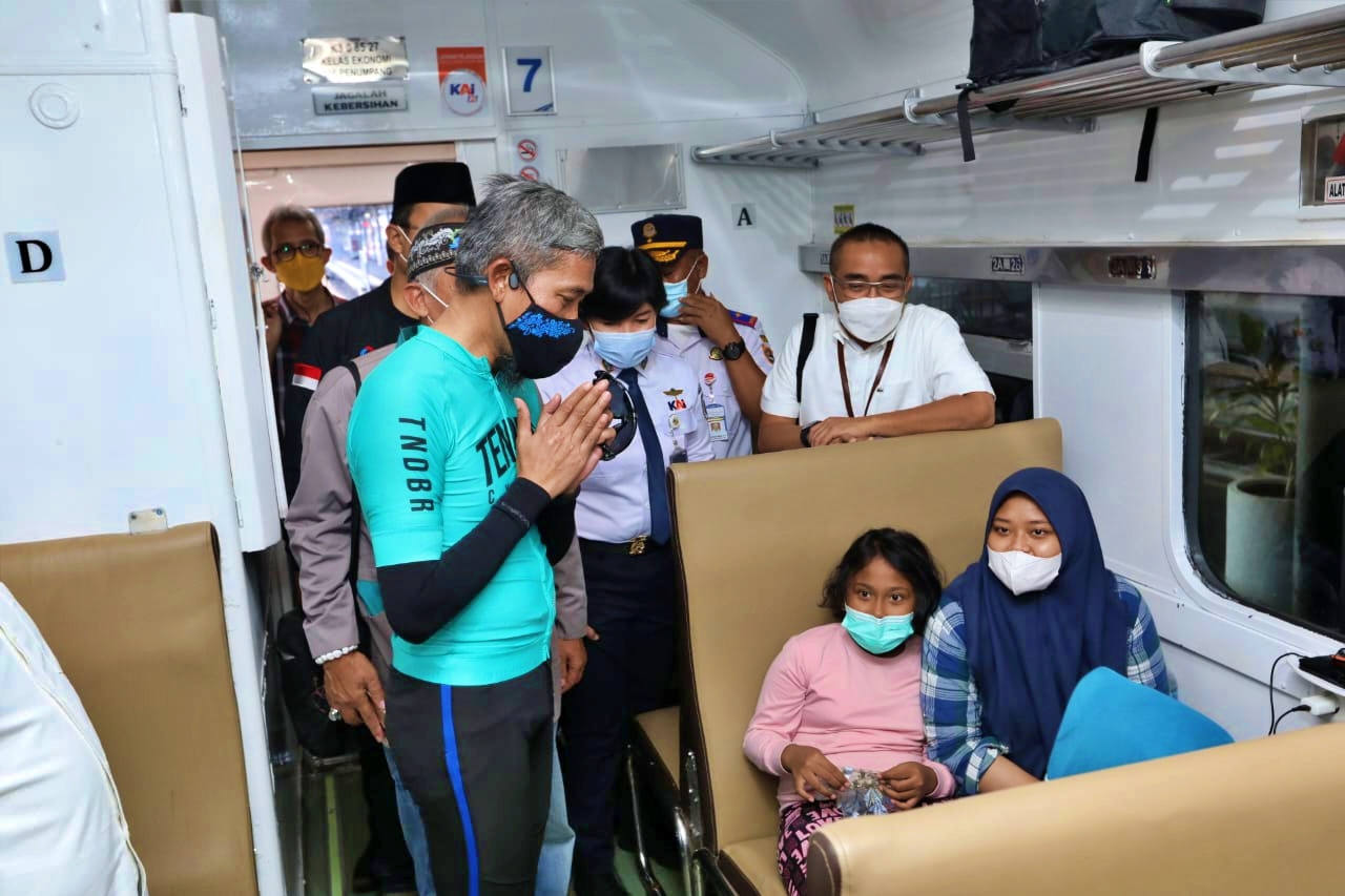 Sekretaris Daerah Provinsi Jawa Tengah, Sumarno saat meninjau pemudik yang ikut program balik rantau pemprov jateng