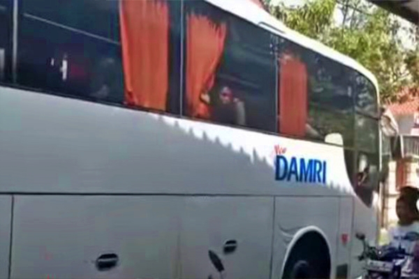 Tangkapan layar video bus damri yang tersesat di sungai Pemali