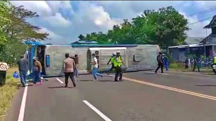 Tangkapan layar video bus sugeng rahayu kecelakaan dan melintang di tengah jalan madiun