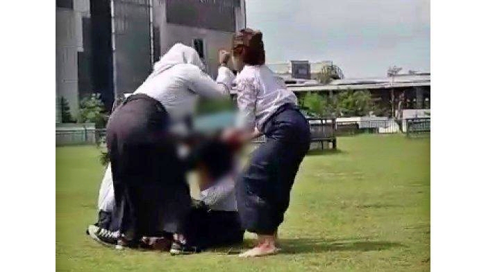Tangkapan layar video tiga siswa perempuan keroyok temannya di alun alun semarang