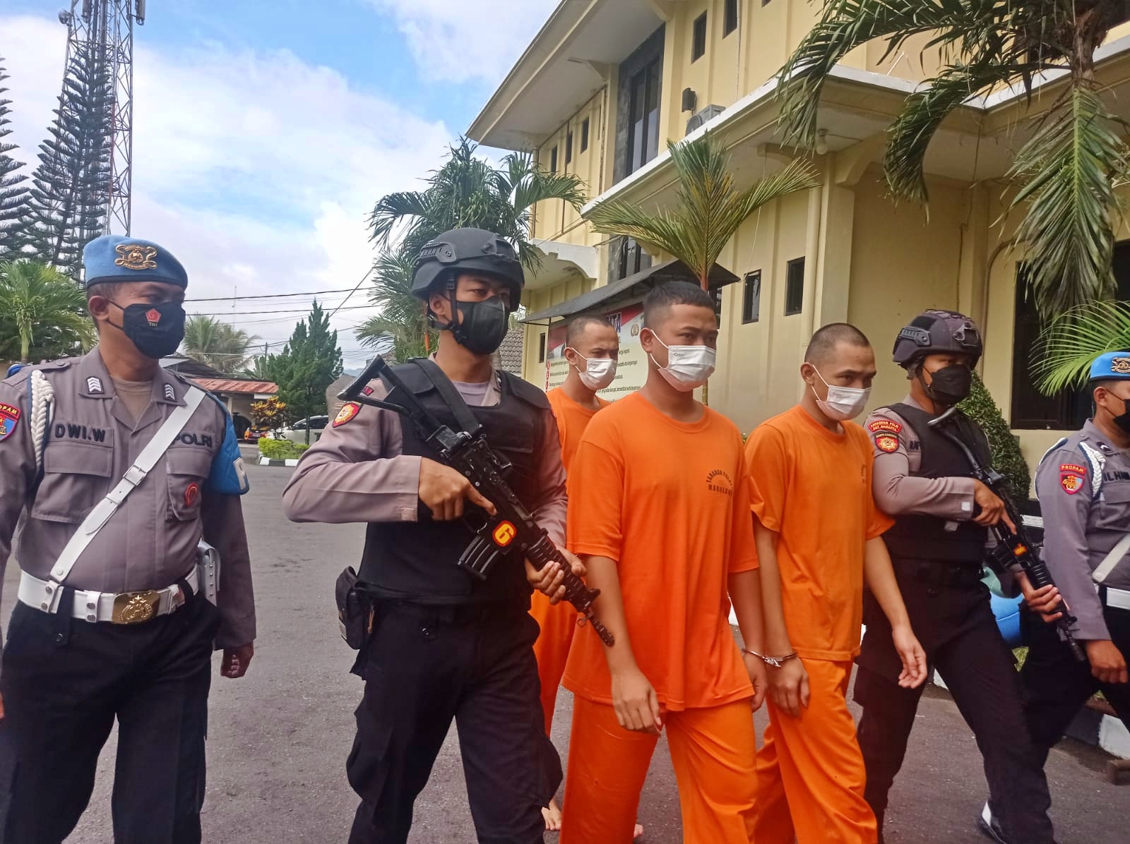 Tiga pemuda yang ditangkap saat menghisap ganja di Muntilan oleh Polres Magelang
