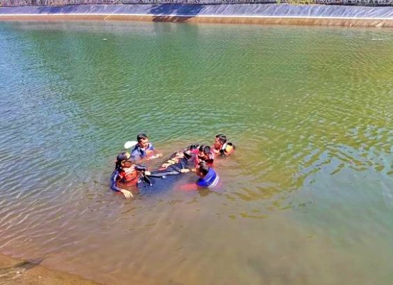 Tim Basarnas Yogyakarta saat evakuasi jenazah korban di embung UII Sleman