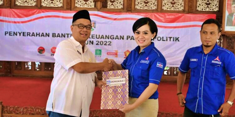 Walikota Magelang saat menyerahkan bantuan kepada Partai Politik di wilayahnya