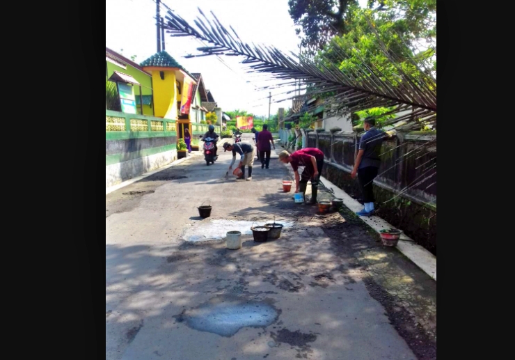 Warga Mertoyudan Magelang tambal jalan berlubang karena sering sebabkan kecelakaan secara swadaya