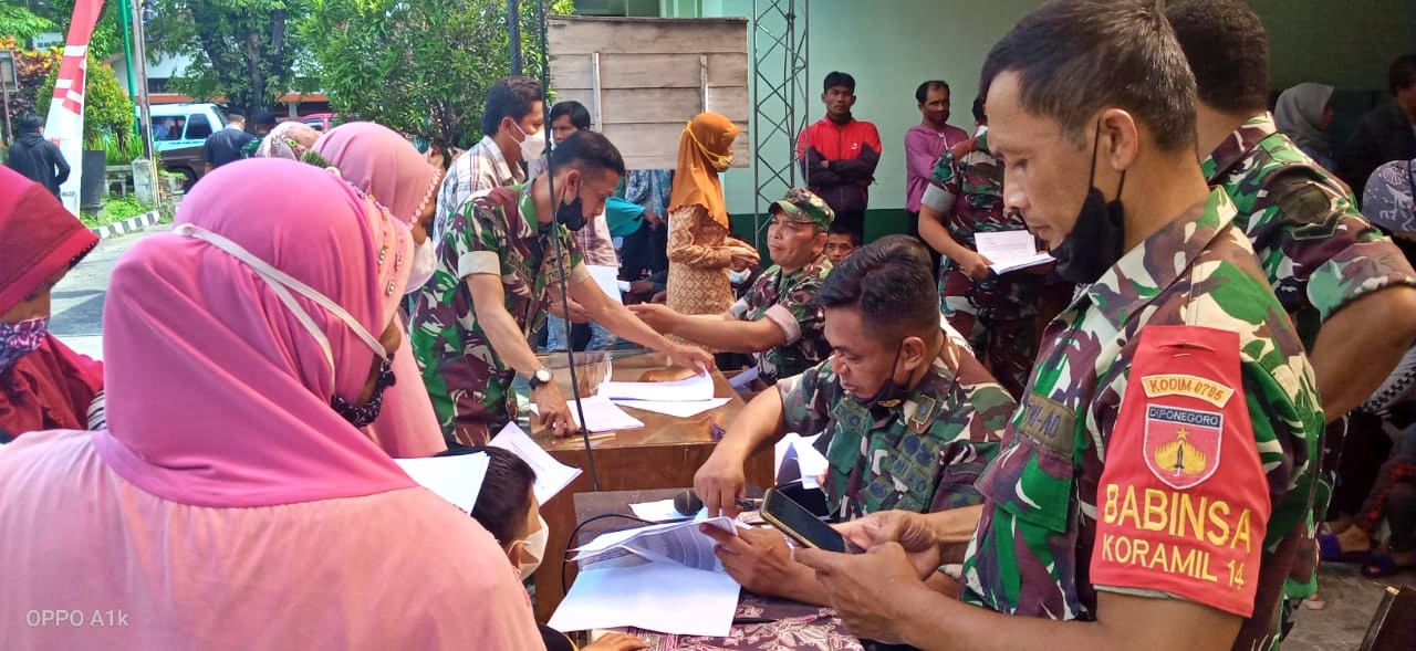 Warga antri mengambil BLT minyak goreng di Koramil 14 Muntilan