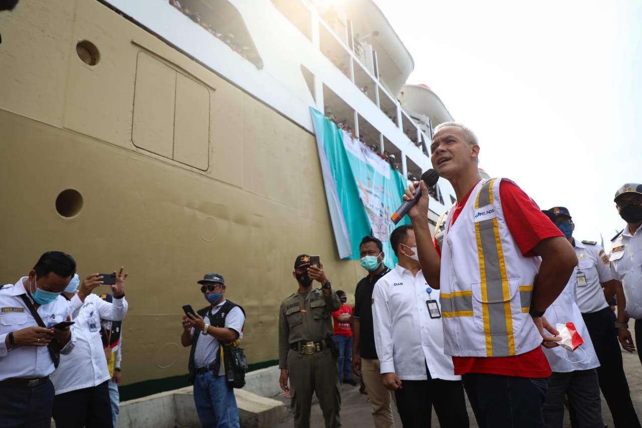 Ganjar Sambut Ribuan Pemudik di Pelabuhan Tanjung Emas Semarang