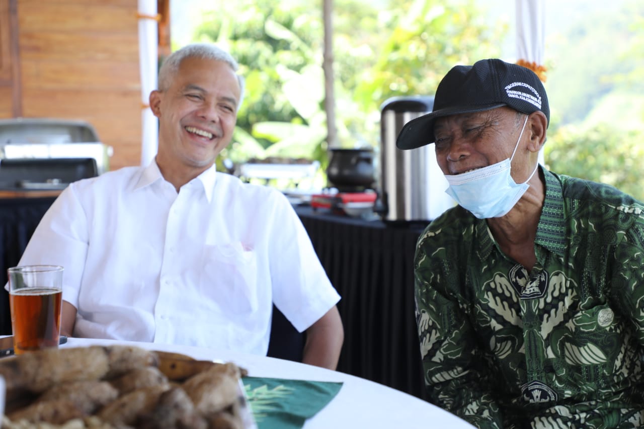 Halal Bihalal di Tawangmangu, Ganjar Nostalgia dengan Guru dan Teman SD