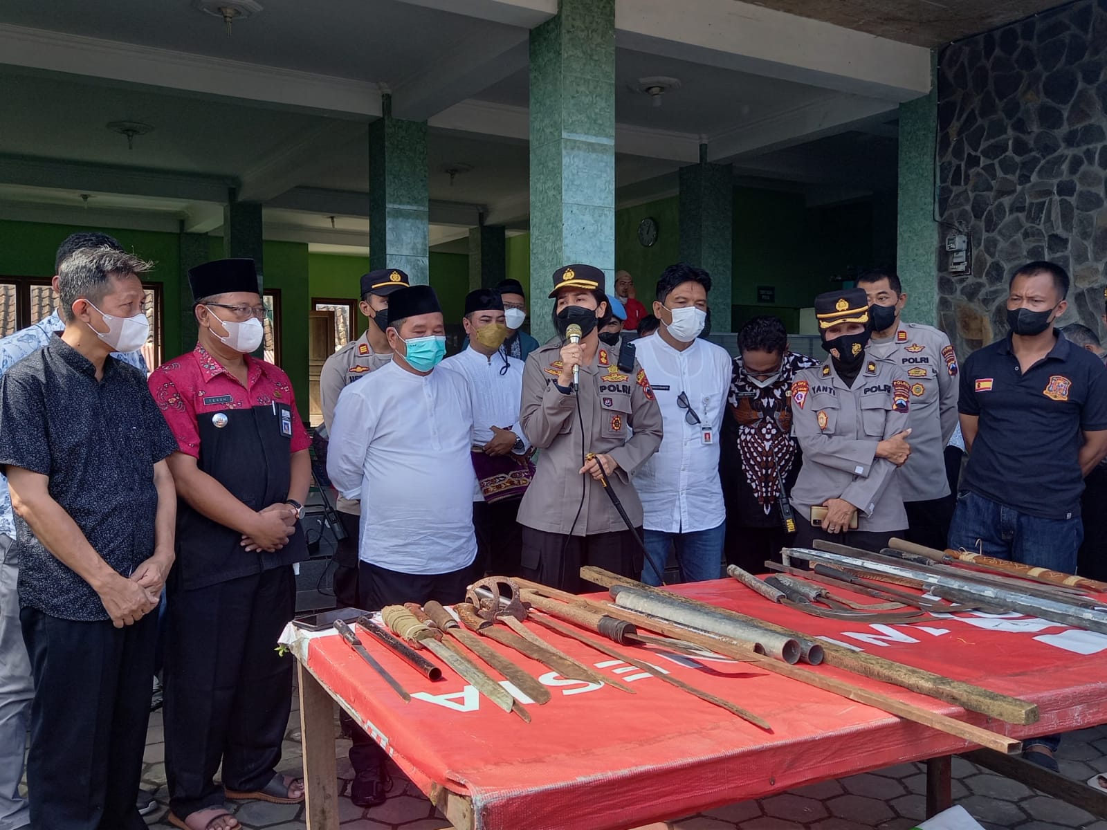 Tawuran Berakhir Damai, Warga Dua Kampung di Kota Magelang Serahkan Puluhan Sajam