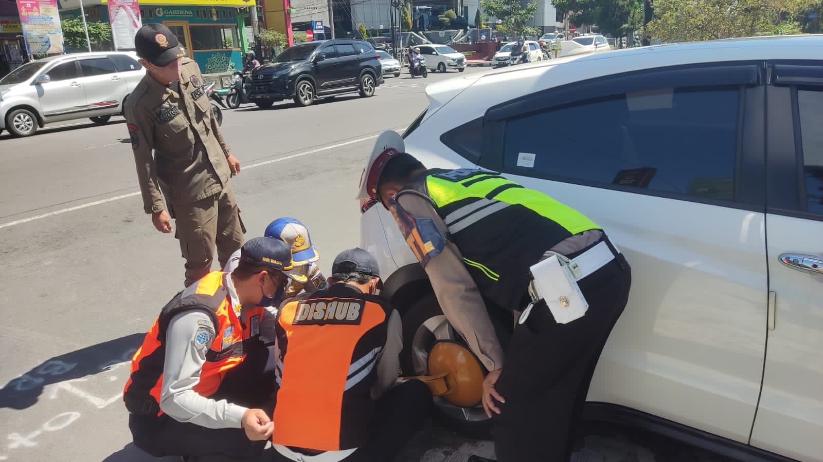Parkir Sembarangan, Dua Mobil di Kota Magelang Digembok Petugas Gabungan