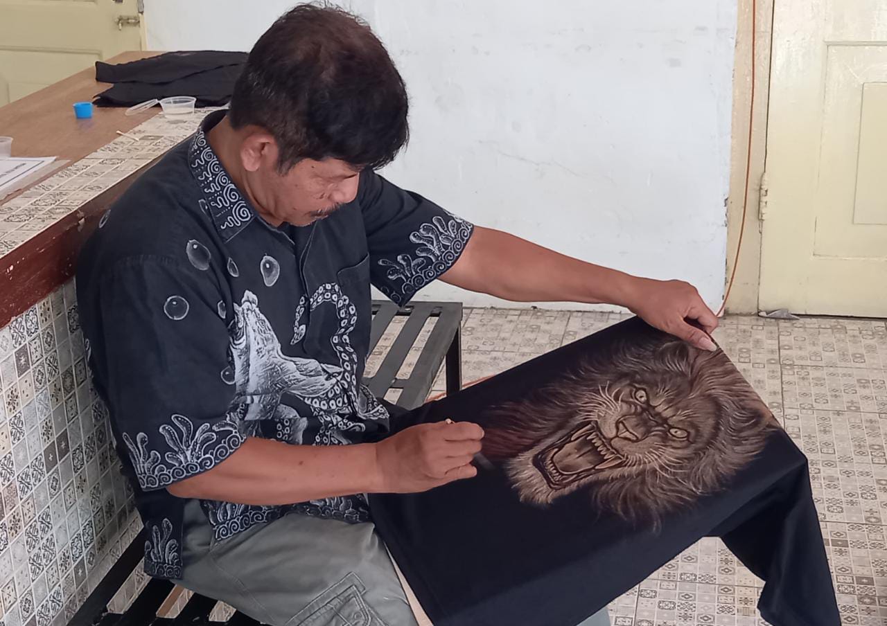 Inspiratif, Wusriyanto Berkreasi Menggunakan Teknik Bleaching