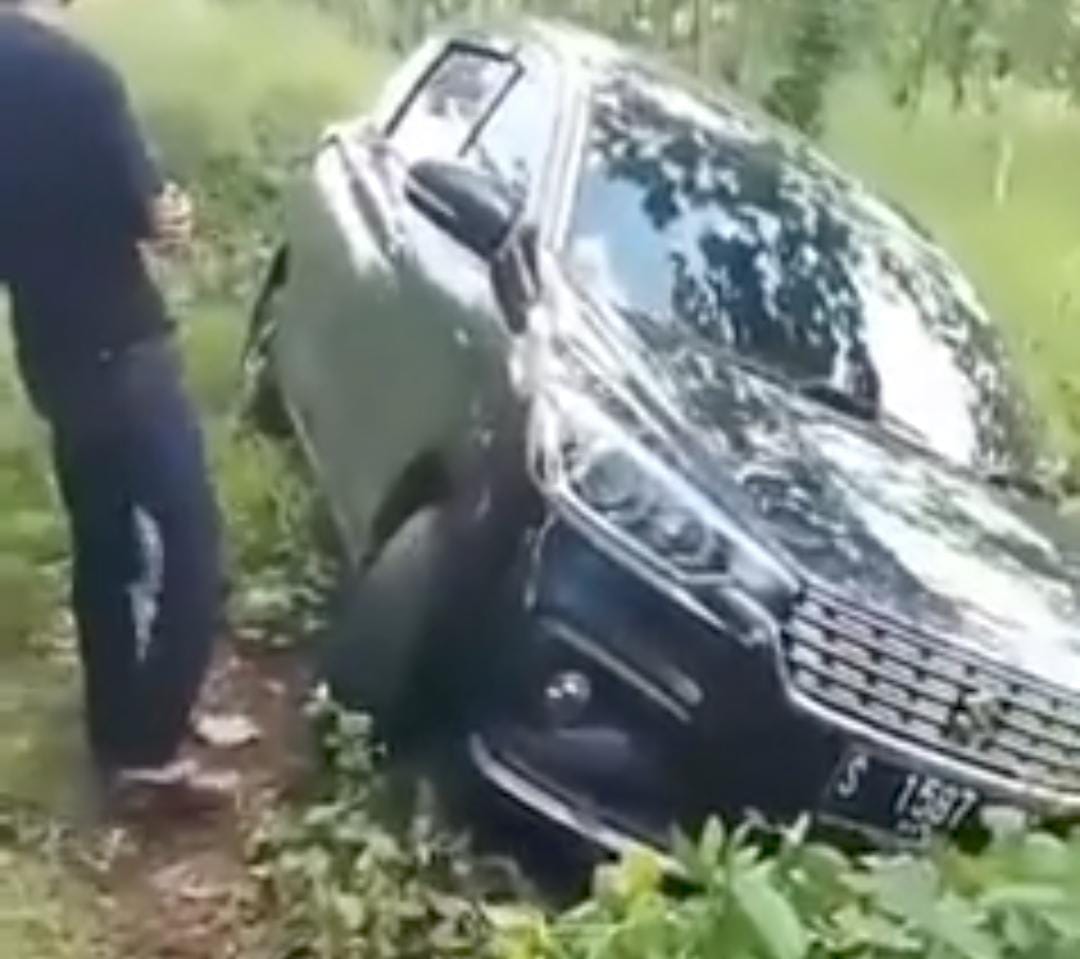 Ikuti Google Maps, Mobil Ini Malah Tersesat di Hutan