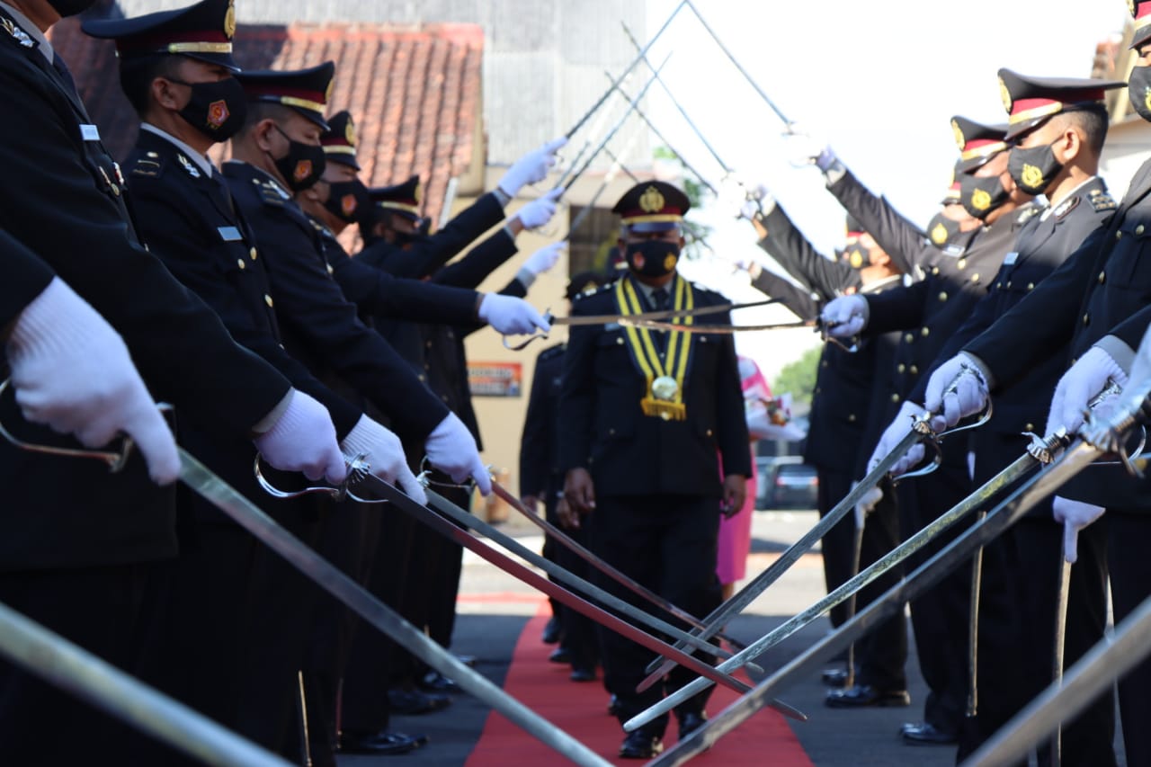 Polres Magelang Kota Lepas 5 Purnawirawan dengan Upacara Pedang Pora