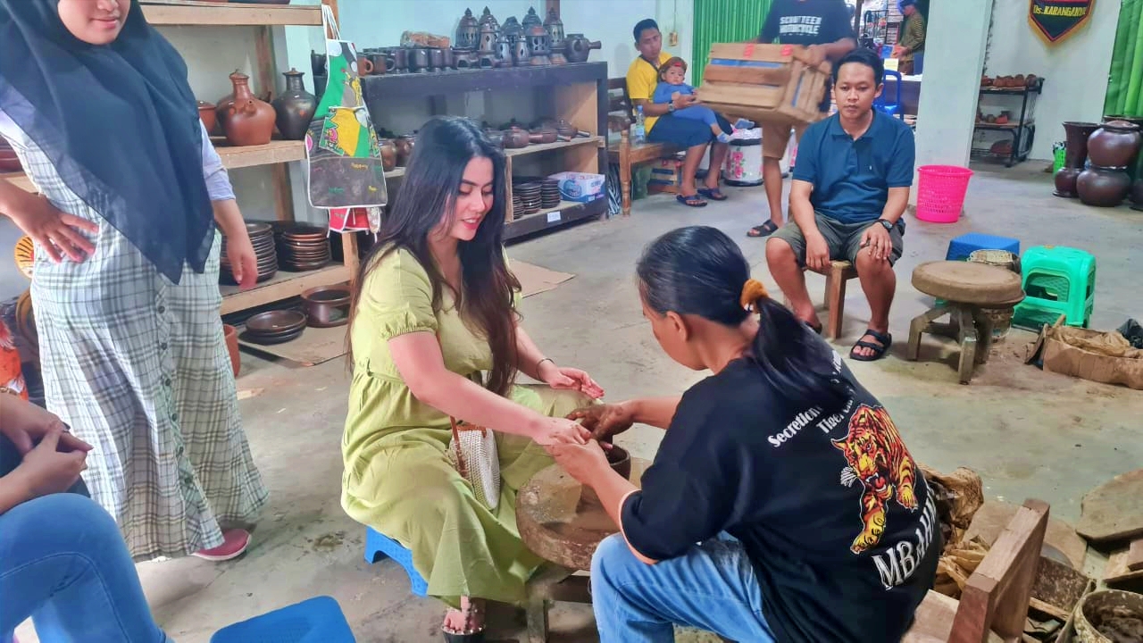 Wisatawan saat kunjungi Galeri Gerabah Sani Pottery Borobudur