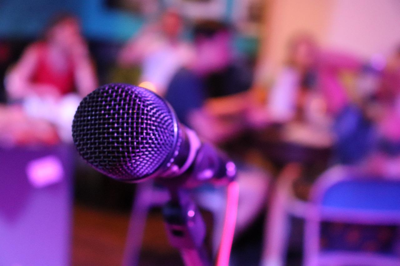Mau Karaoke? Ini 25 Rekomendasi Lagu yang Seru