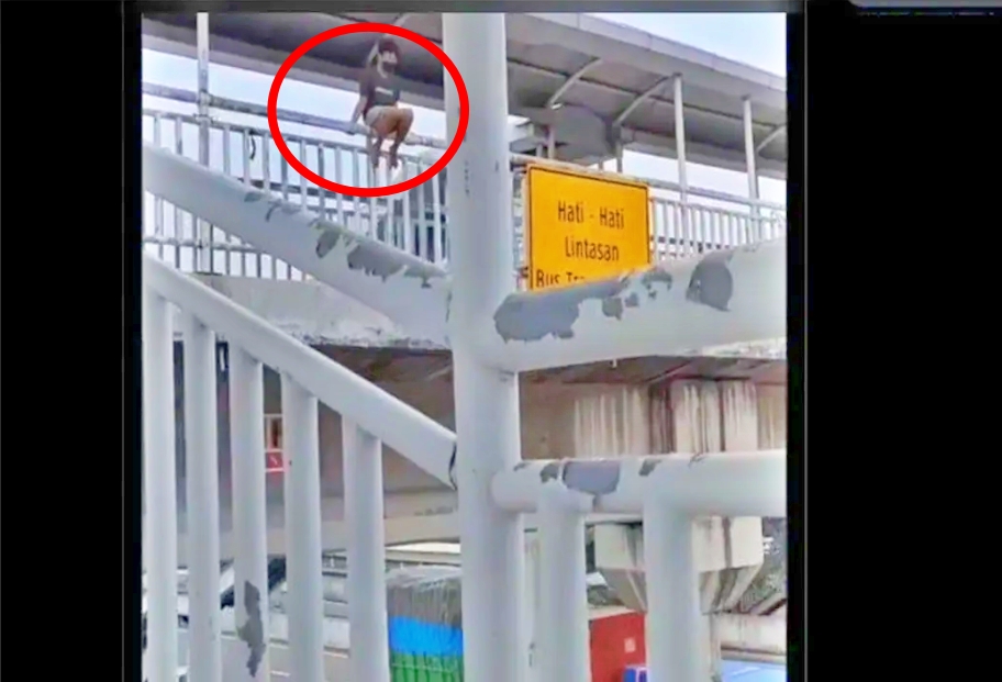 seorang remaja hendak bunuh diri dari atas jembatan di selamatkan polisi