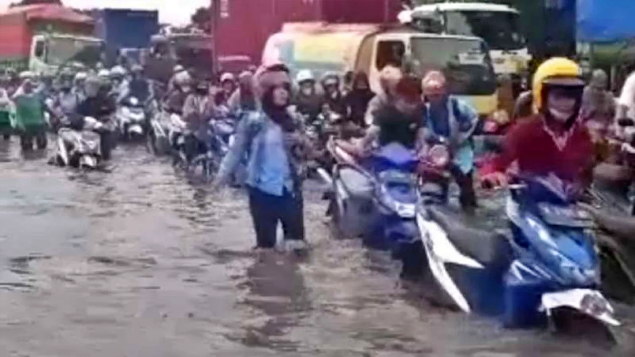 tangkapan layar video banjir rob di Semarang Utara