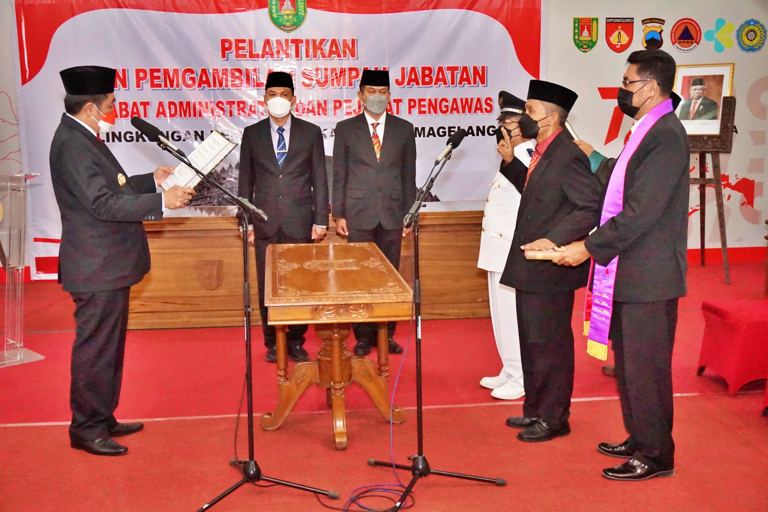 Caption : Bupati Magelang Zaenal Arifin saat melantik dan mengambil sumpah jabatan para pejabat administrator dan pengawas di lingkungan Pemerintah Kabupaten Magelang.