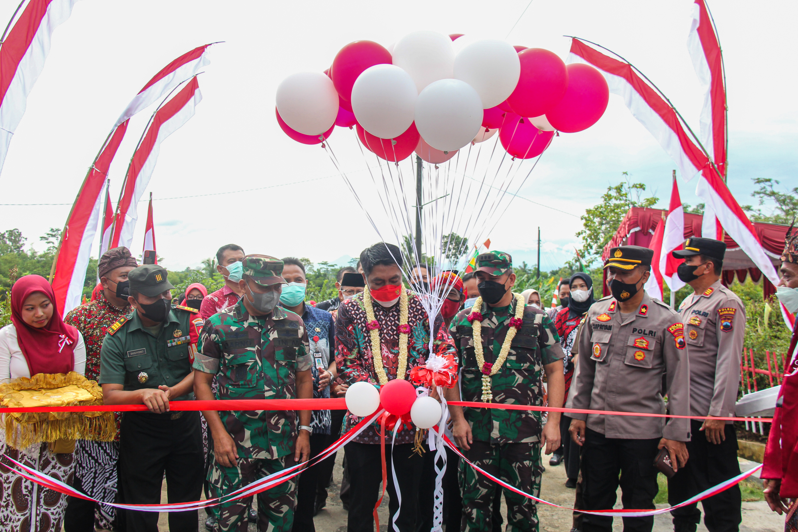 Bupati Magelang Zaenal Arifin didampingi Kasi Ter Kasrem Korem 072/Pamungkas, Kolonel Infanteri Gempar Sebayang dan jajaran Forkompimda saat mencanangkan Kampung Pancasila secara serentak di Desa Kalisalak.
