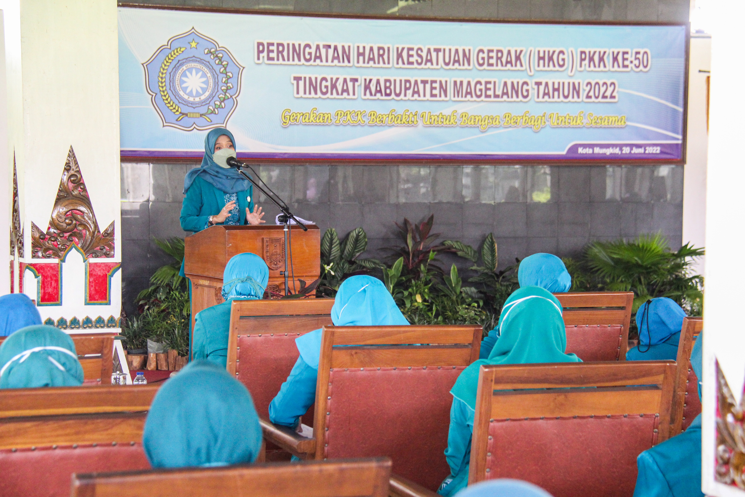Peringatan HKG PKK Ke 50 Tingkat Kabupaten Magelang. Ketua TP PKK Christanti Handayani Zaenal Arifin saat menyerahkan hadiah pada pemenang lomba dalam rangka peringatan HKG PKK ke 50 tingkat Kabupaten Magelang