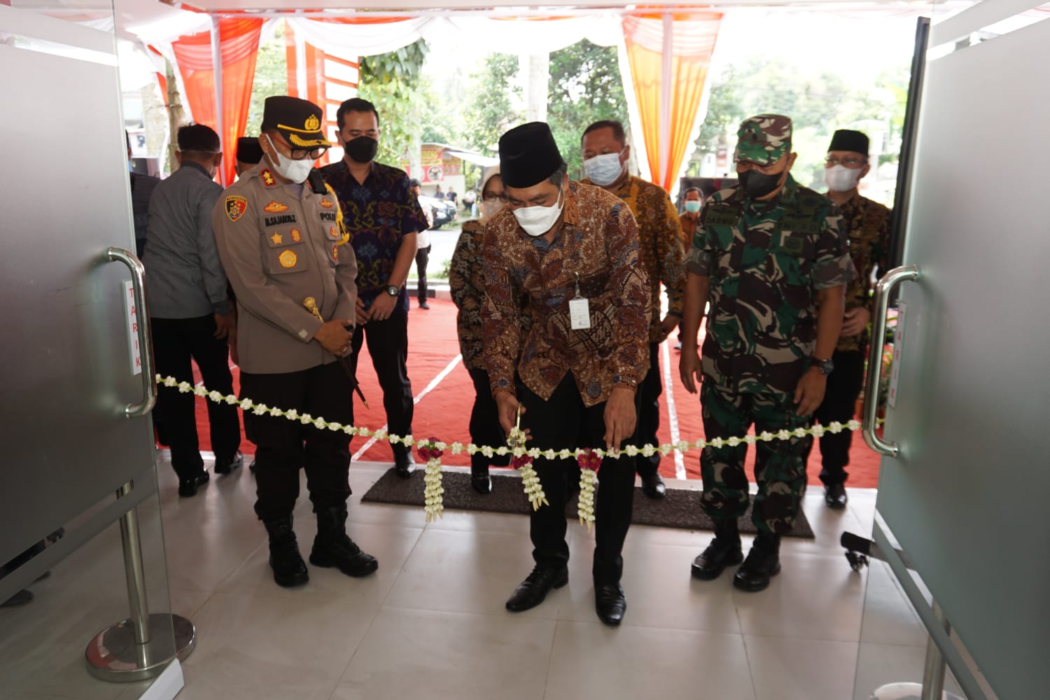 Bupati Magelang Zaenal Arifin bersa jajaran Forkompimda saat meresmikan Gedung Labkes dan Instalasi Farmasi Kabupaten Magelang yang dilanjutkan dengan peninjauan Gedung.