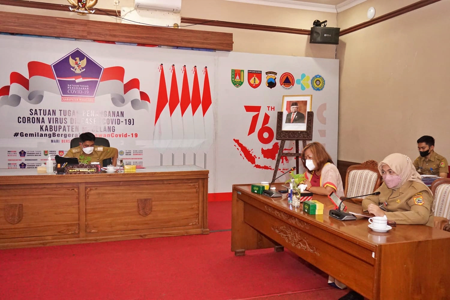 Bupati Magelang Zaenal Arifin didampingi Sekretaris Daerah, dan para Asisten saat menerima kunjungan Tim Evaluasi KLA dari Kementerian Pemberdayaan Perempuan dan Perlindungan Anak.