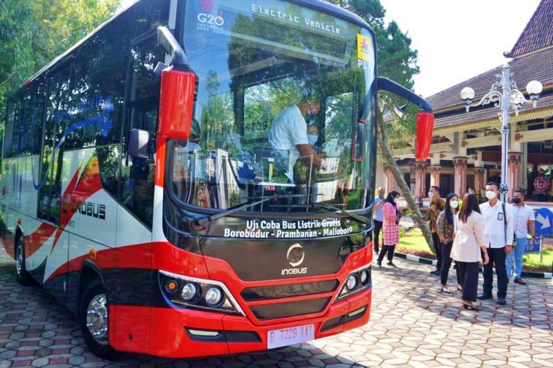 Bus Listrik uji coba di Borobudur Magelang