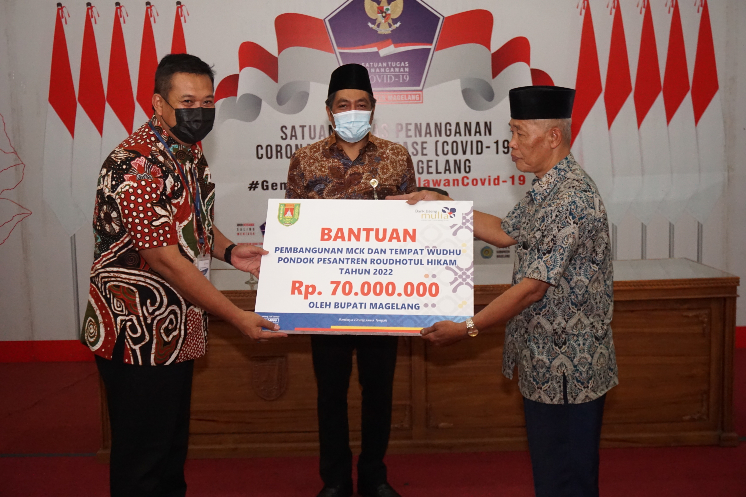 Bupati Magelang saat menyerahkan bantuan hibah kepada Ponpes Roudhotul Hikmah dan bantuan bedah rumah di Desa Pucang Secang