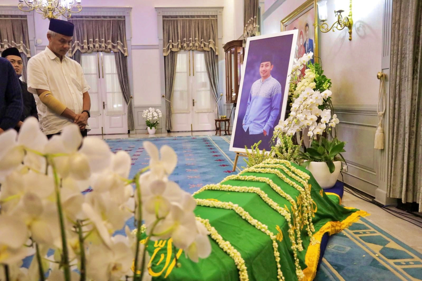 Ganjar Pranowo saat melayat ke Bandung di depan jenazah eril anak dari Ridwan Kamil